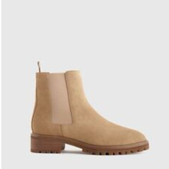 Quince Shoes - Quince Women's
Suede Chelsea Boot Size 8
Desert Tan Lug Sole New